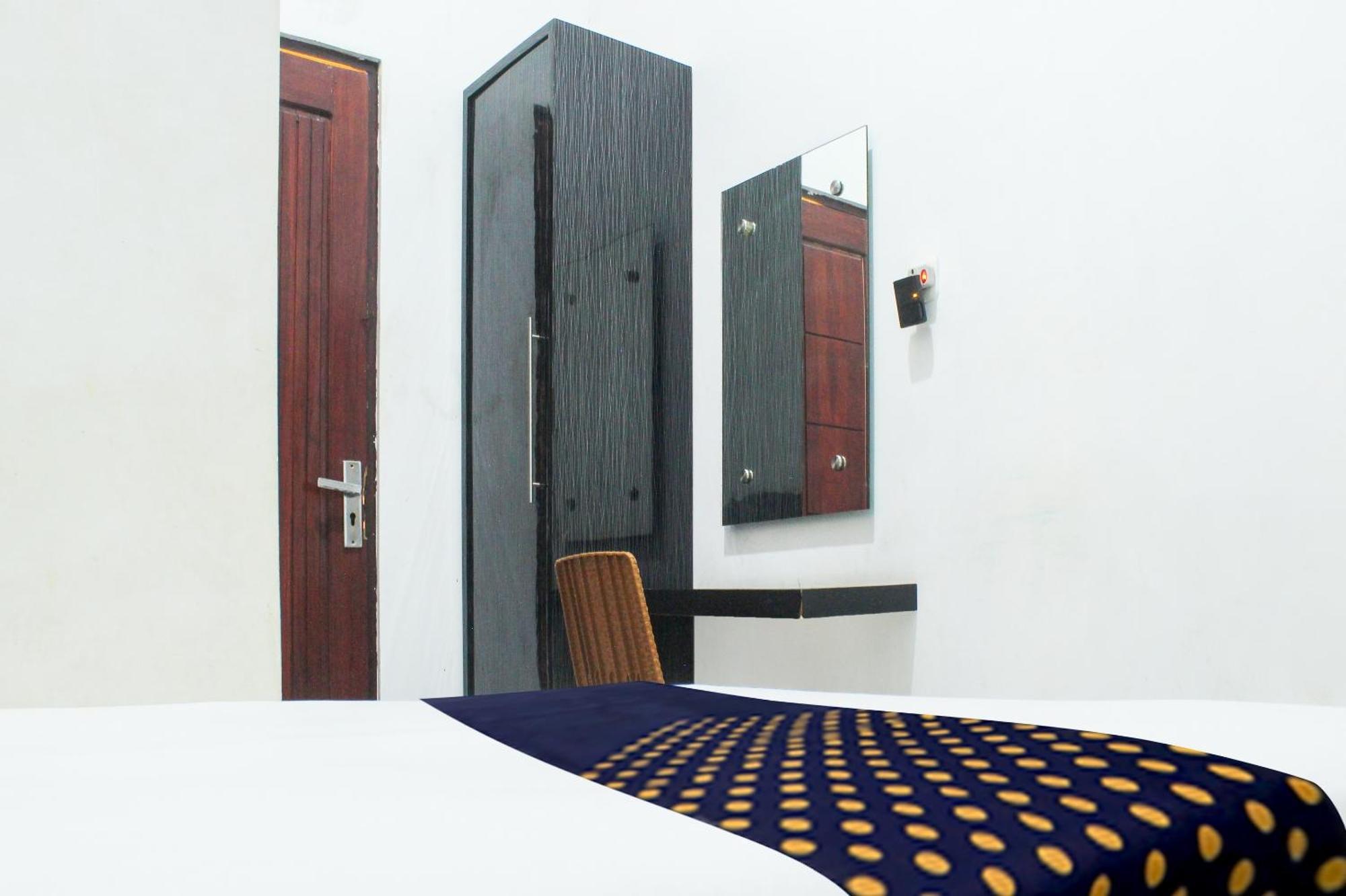 Spot On 3605 Clarichie Guest House Kupang  Eksteriør billede