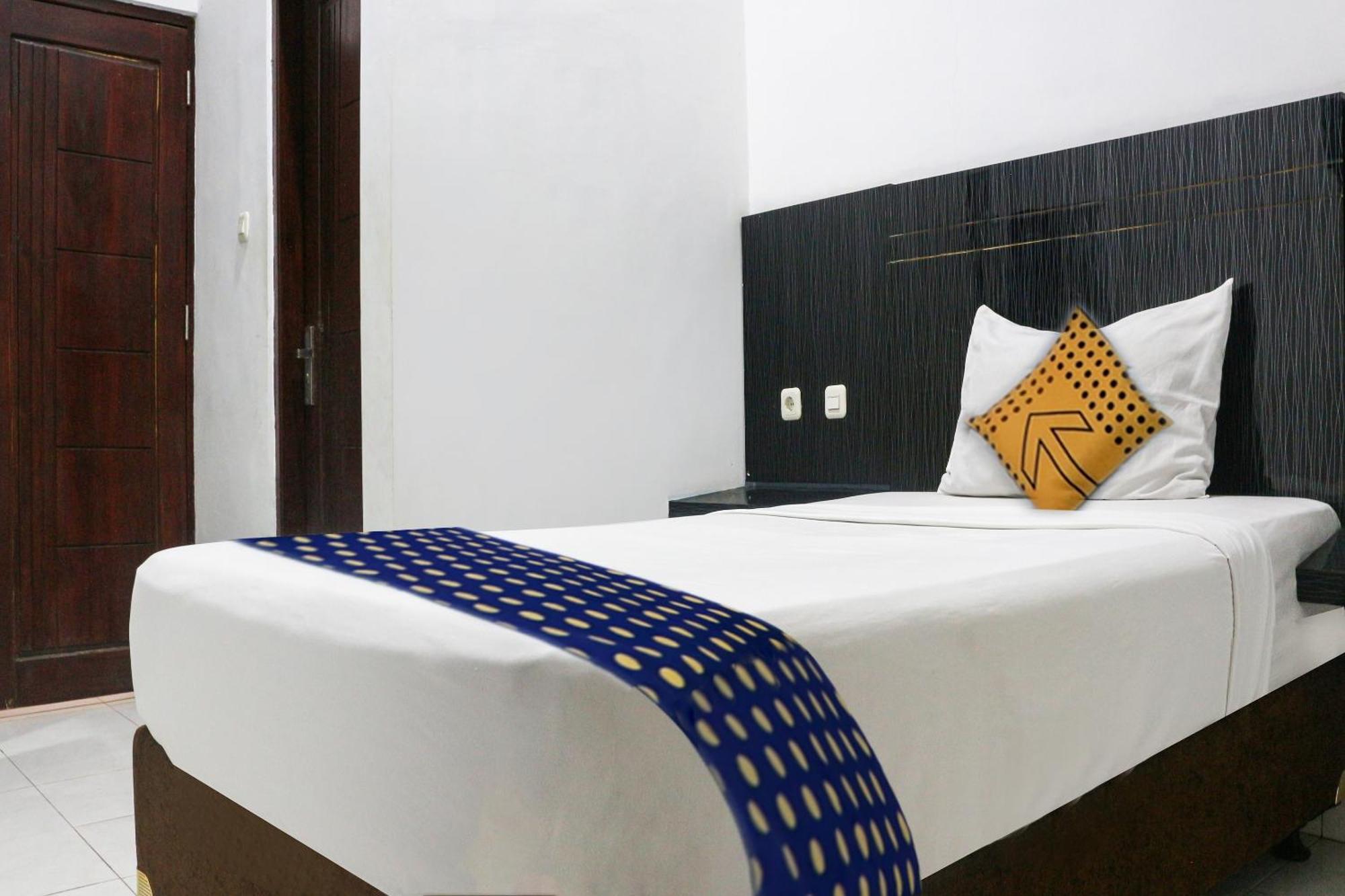 Spot On 3605 Clarichie Guest House Kupang  Eksteriør billede