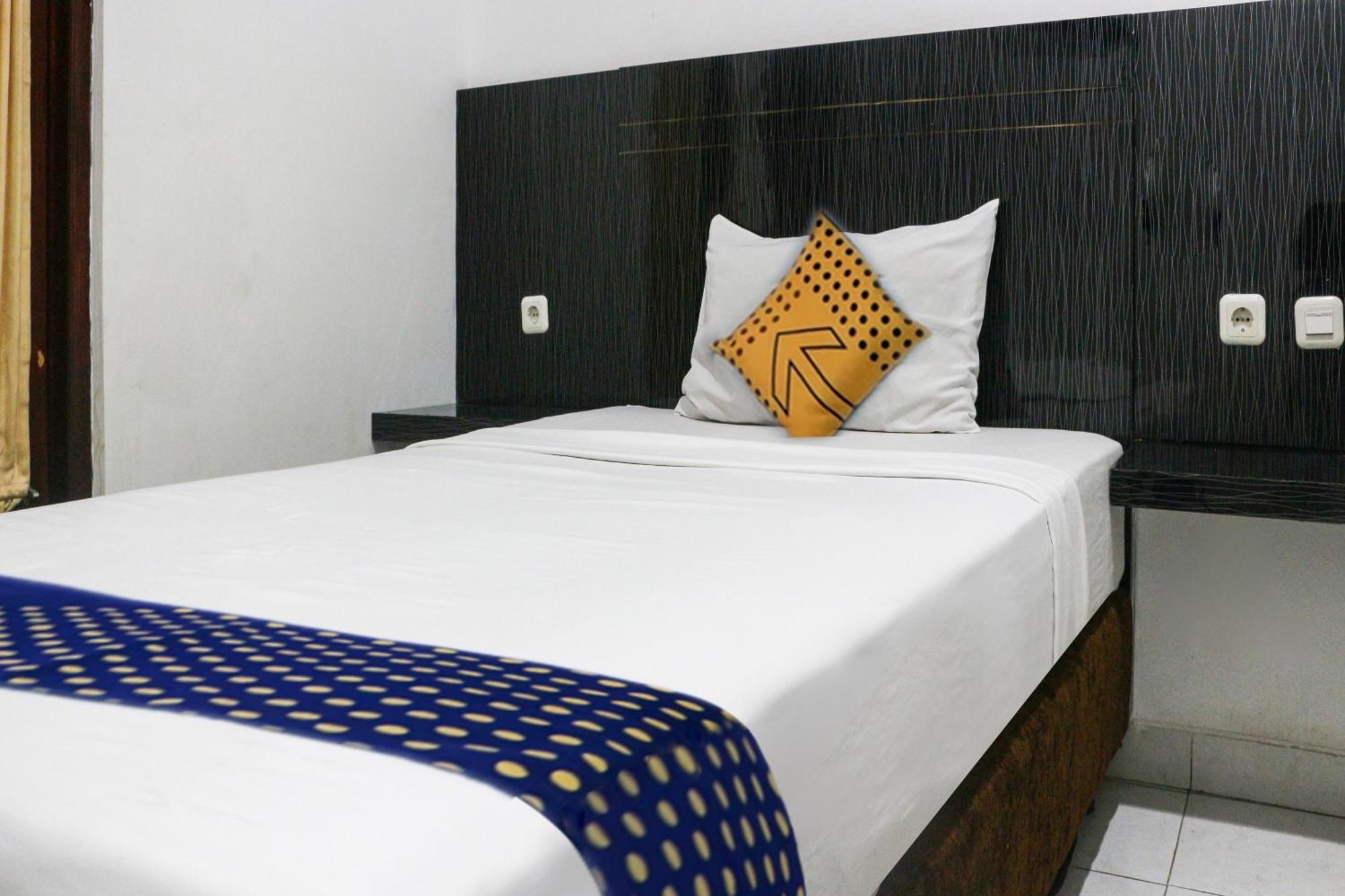 Spot On 3605 Clarichie Guest House Kupang  Eksteriør billede