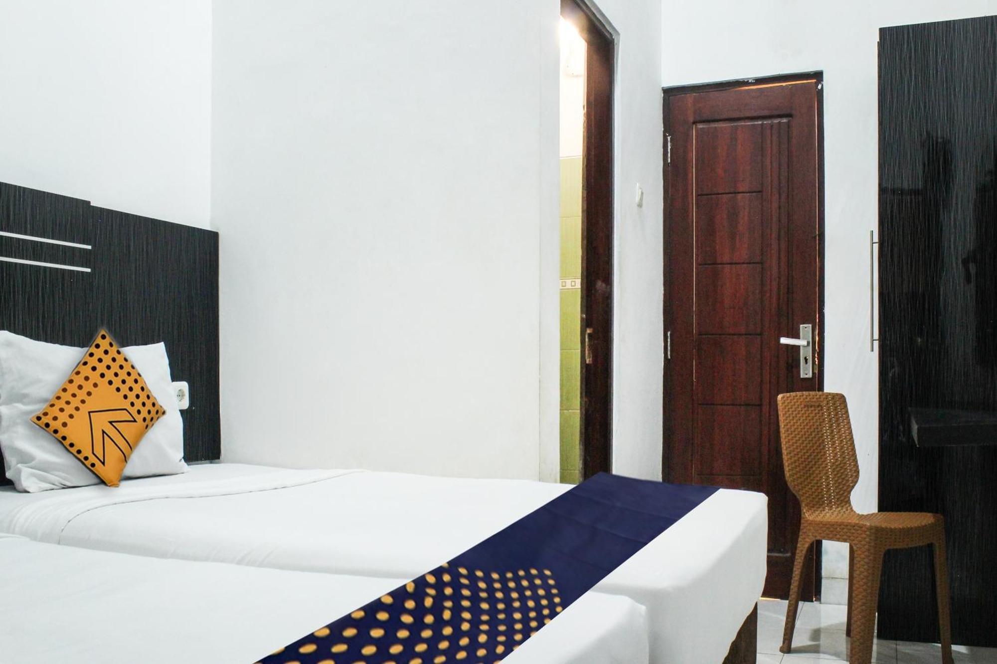 Spot On 3605 Clarichie Guest House Kupang  Eksteriør billede